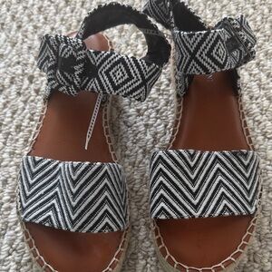 Giani Bernini Black and White Geometric Sandals